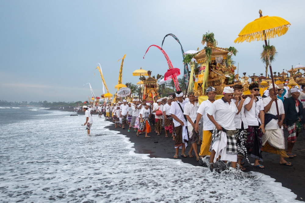 印尼峇里島過年「安寧日」 前夕，島民前往海邊舉行凈化心靈儀式。 （湯森路透）