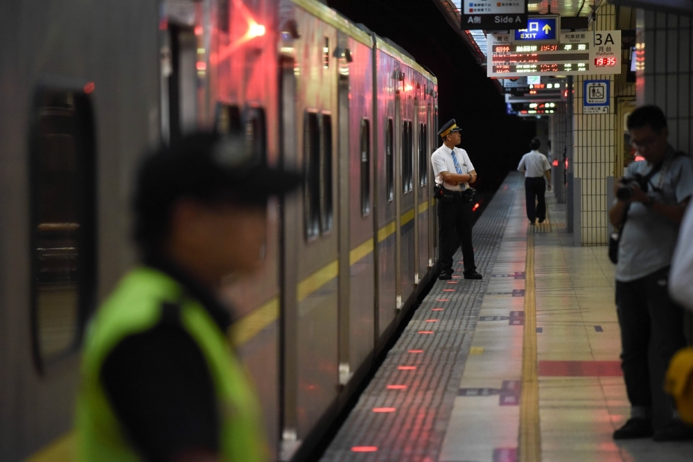 立委趙正宇表示，台鐵車廂與多數車站月台有23公分的落差，易造成使用輔助座椅的民眾不便，儼然成為「另類殺手」。（資料照片）