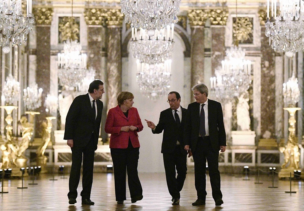 （左至右）西班牙總理拉侯伊、德國總理梅克爾、法國總統奧朗德、義大利總理真迪洛尼6日於凡爾賽宮。（湯森路透）