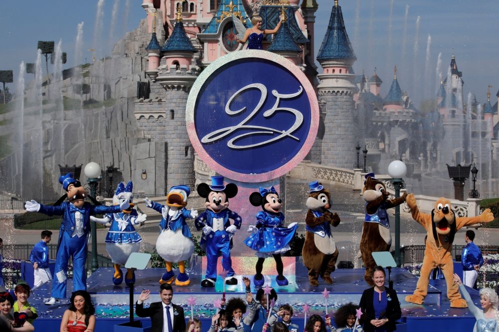 巴黎迪士尼歡慶25周年，旗下卡通人物獻上熱情歌舞表演。（湯森路透）