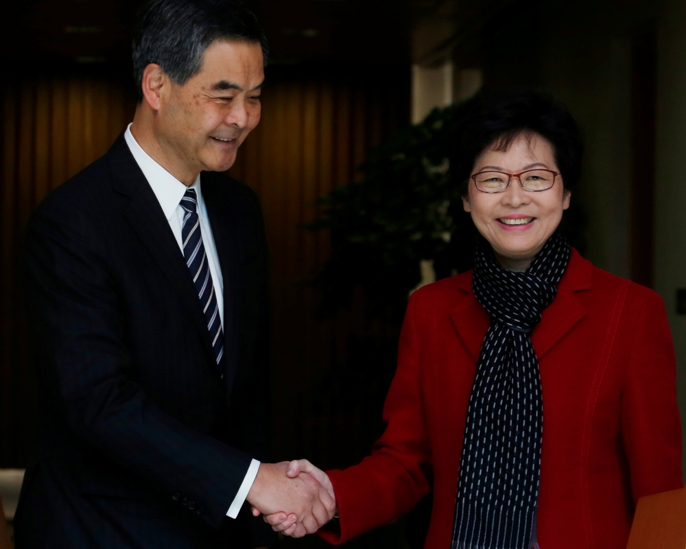 林鄭月娥（右）當選香港特首後第一天，身著紅衣亮相。（湯森路透）