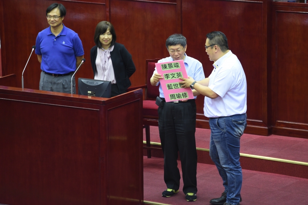 白綠分手後，台北市政府裡的民進黨籍官員只剩三位，民政局長藍世聰(左一) 6月間，更曾公開說，留下來是為了幫柯輔選。圖左二為 柯市府前副秘書長李文英。（攝影：葉信菉）