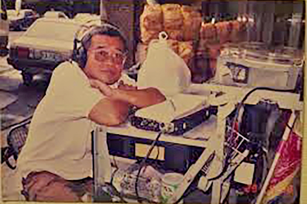 1999年胡定一為張志勇執導作品《沙河悲歌》做現場錄音。（胡定一提供）