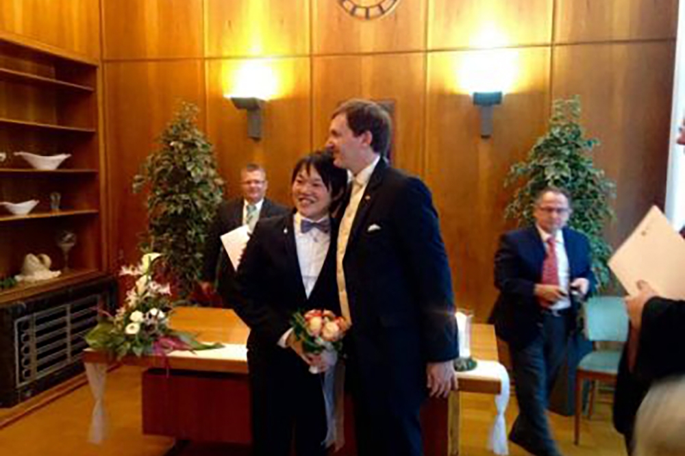 2015年張權（右）與亞歷山大在德國美茵茲（Mainz）公證成婚。（張權提供）