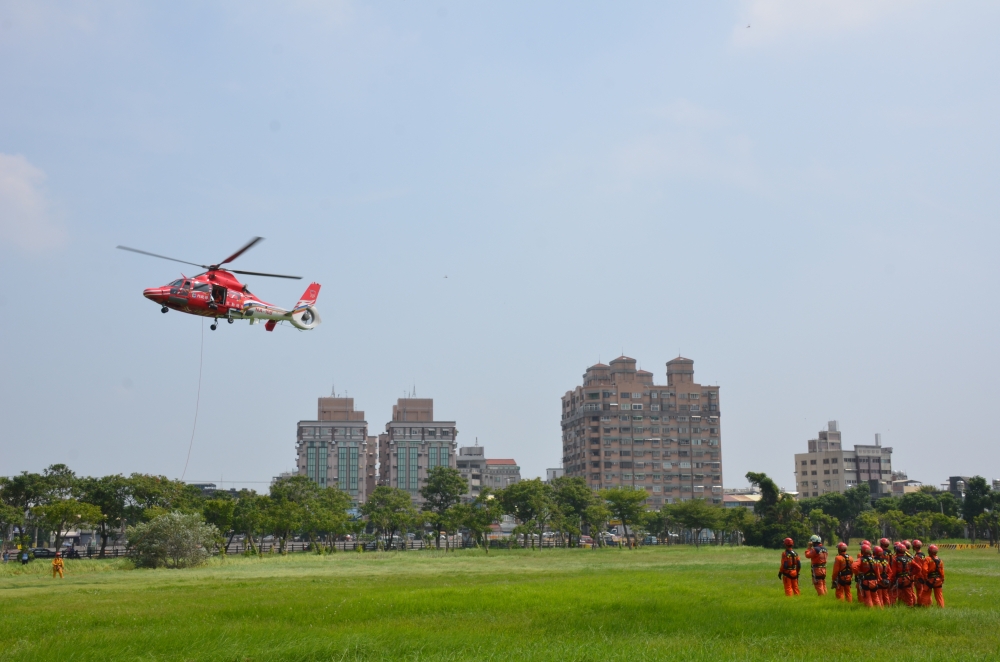 根據《上報》掌握的消息指出，空勤總隊編號705的黑鷹直升機，在進行訓練時，發生離奇事故，造成水袋弄傷機腹蒙皮，是目前發生的全球首例。（取自空勤總隊官網）