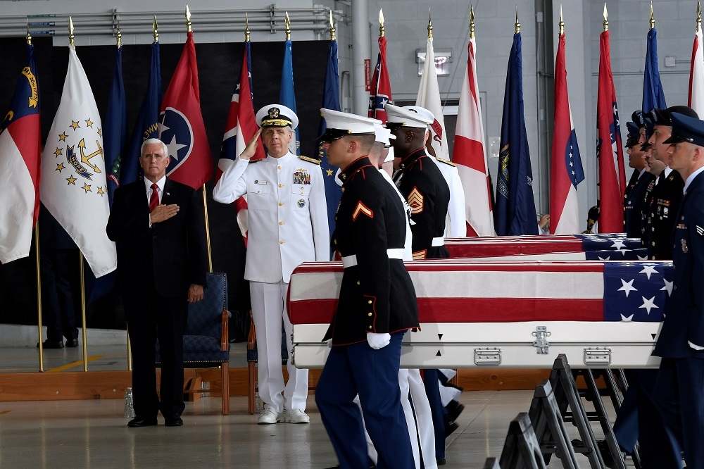 北韓返還55具放在金屬棺木的美國士兵遺骸在1日運抵夏威夷空軍基地。（湯森路透）
