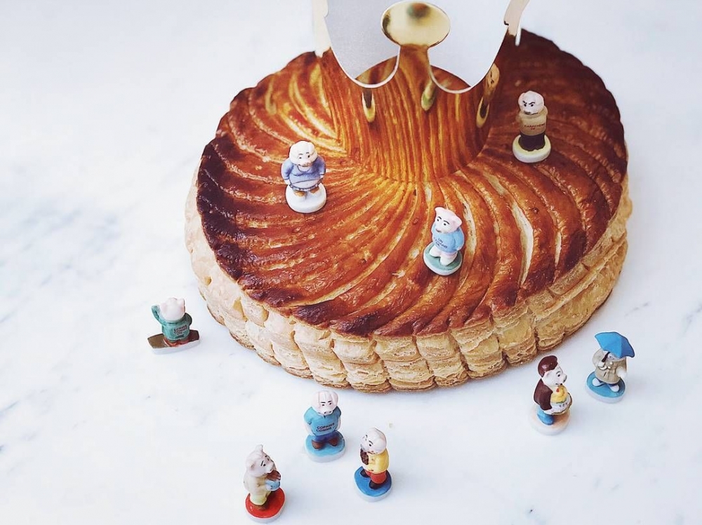 傳統會將陶瓷小人偶放入國王派中（圖片來源：Instagram @ hungiilan）