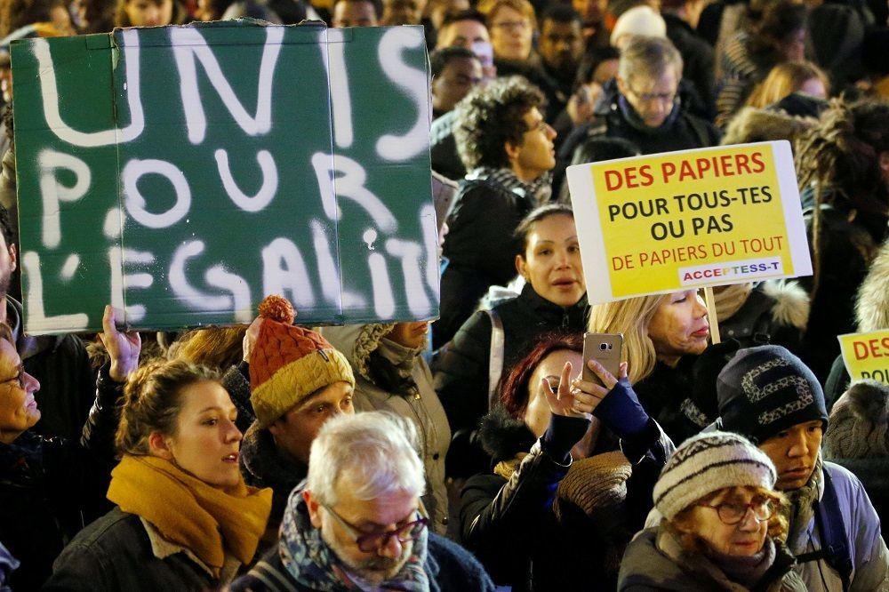 法國的NGO活動人士及移民21日齊聚巴黎街頭抗議政府的新移民法案。（湯森路透）