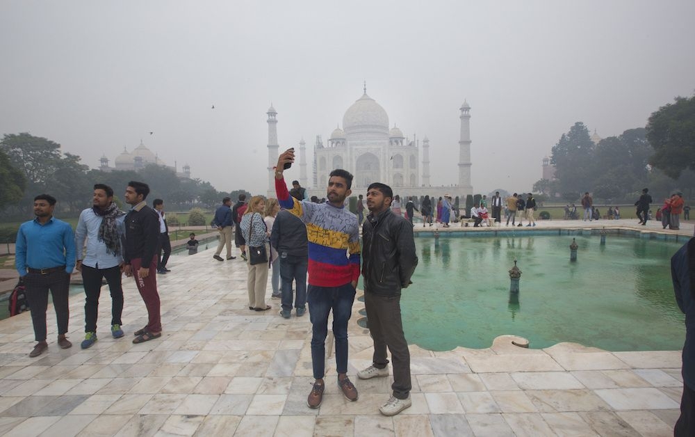 每年到泰姬瑪哈陵參觀的遊客人數數以百萬計，令印度當局擔憂過多的人潮將為陵墓地基造成壓力。（AP）