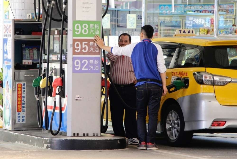 依油價公式估計下周汽油、柴油將分別漲0.2、0.1元台幣，在緩漲機制實施下，實際漲幅預估0.1元。（攝影：李隆揆）