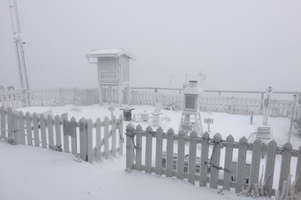 玉山於30凌晨開始降雪，目前累積雪線2公分。（氣象局提供）