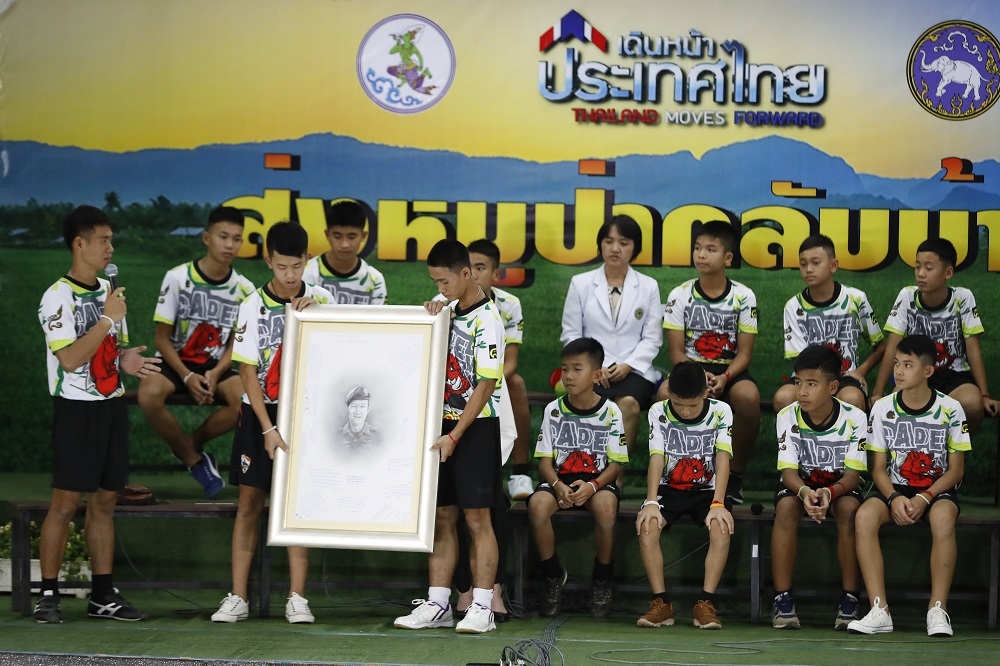 受困2個多禮拜，泰國足球隊12名學生和1位助理教練10日悉數幸運獲救。（美聯社）