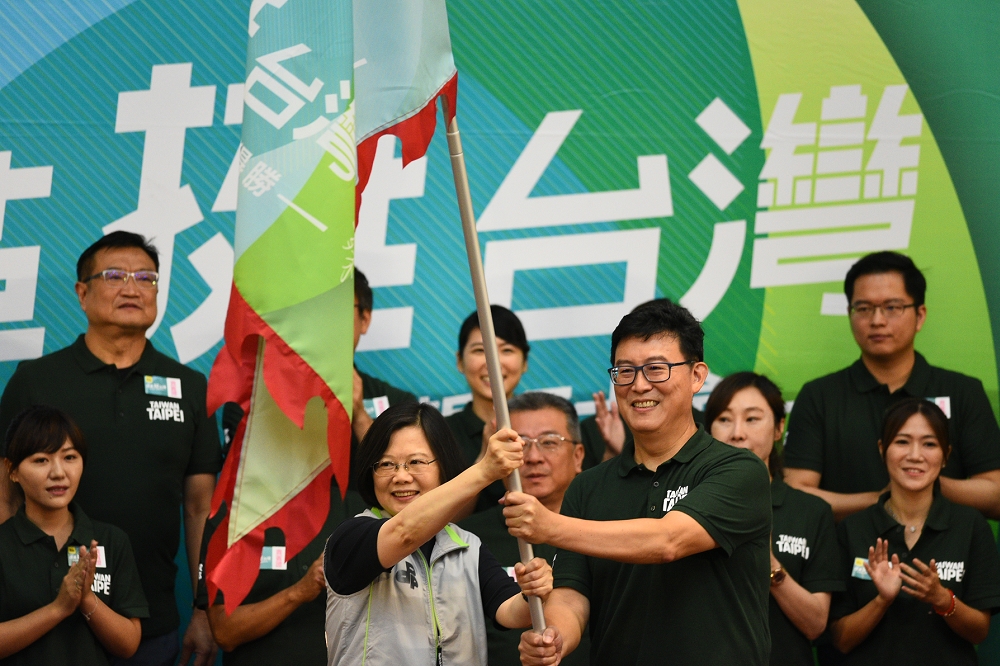 民進黨3日晚間在台北市舉行授旗儀式，謝長廷以錄影方式現身，表示他擔任駐日代表至今還沒接待過台北市長，「我希望我第一個接待的就是姚文智」。（攝影：李昆翰）