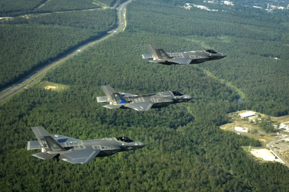 三種型號的F-35列隊飛行，從上到下分別是F-35A、F-35B和F-35C。（圖片摘自維基百科）
