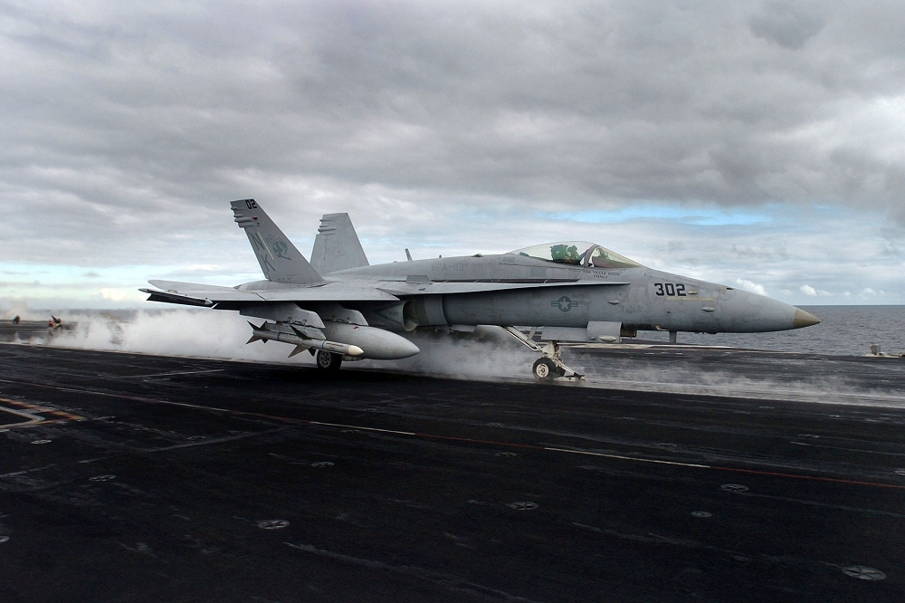 自史坦尼斯號航空母艦上起飛的F/A-18C。（圖片取自維基百科）