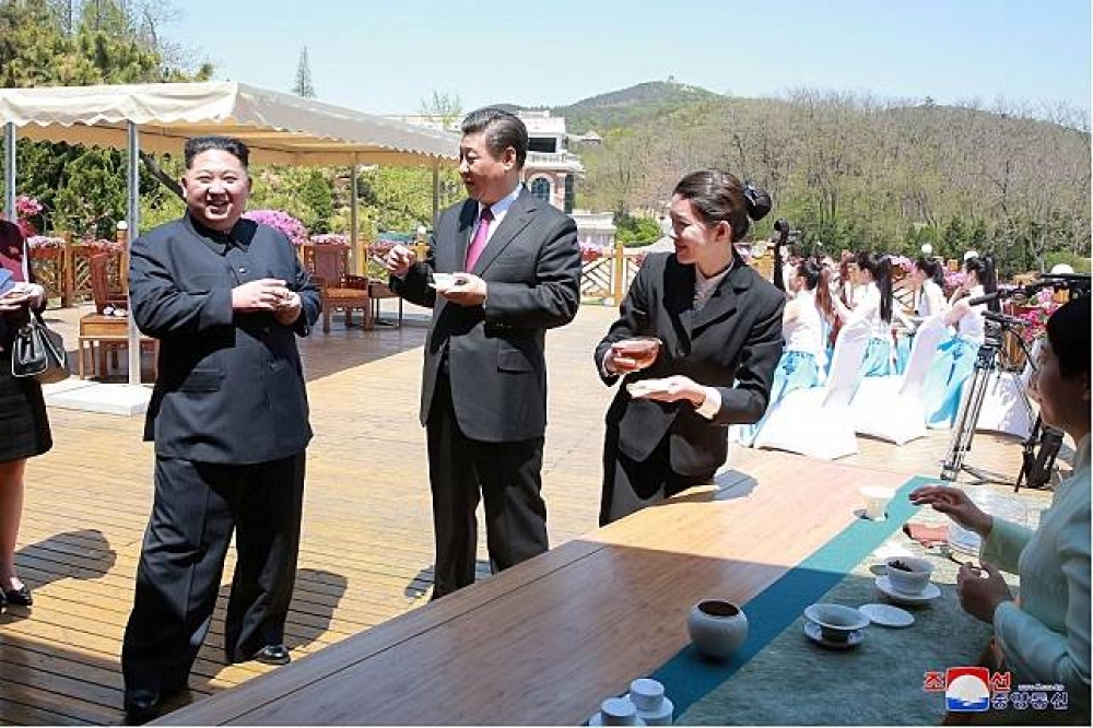 北韓領導金正恩（左）出訪中國時，與中國國家主席習近平會談時氣氛融洽。（湯森路透）