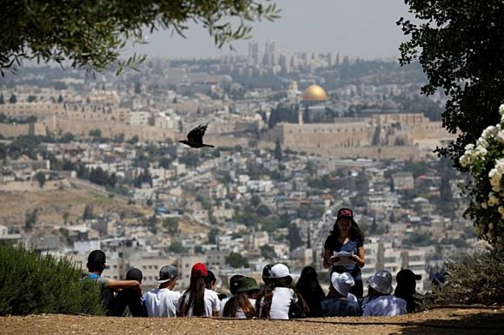 一群以色列學童俯視古老聖城耶路撒冷。（湯森路透）