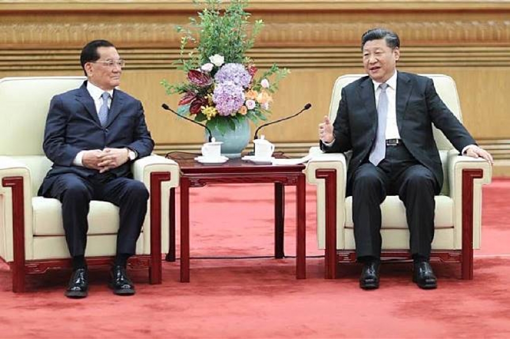 國民黨前主席連戰與中共領導人習近平會面時，提出「一中」主張，名嘴姚立明引用「三不政策」批評。（圖片取自CCTV）