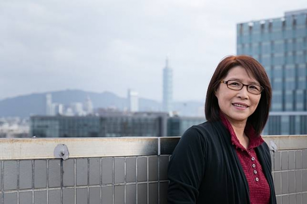 黃瓊儀是台灣目前最大的廣告代理商集團「創集團」的創辦人，但除了「廣告女王」的職場身分外，她還有一項為人所知的特異功能，能夠以色彩學進行心理療癒改變能量。（攝影：陳育陞）