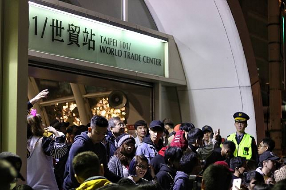 台北捷運將持續營運到1日晚間12點，連續42小時不打烊疏通人潮。（攝影：李隆揆）
