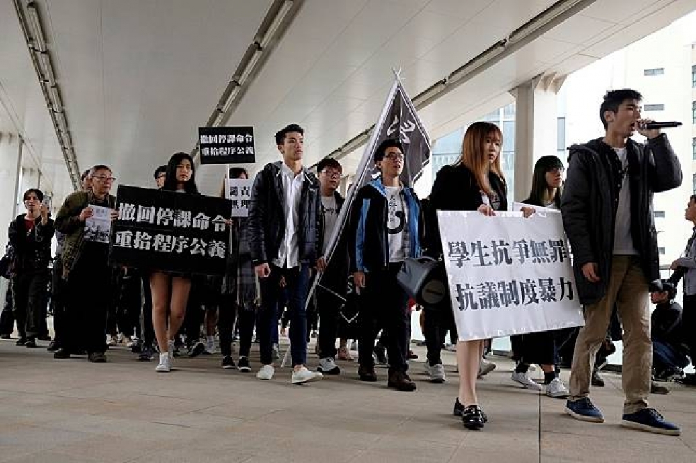 香港浸會大學學生反對普通話課程要求過高的問題，已被上綱到「是否接受香港是中國一部分」的敵我矛盾。（湯森路透）