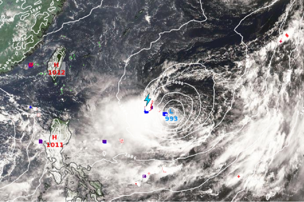 位於菲律賓東方海面上有一熱帶性低氣壓，快會在8日增強為第14號颱風「摩羯」。（圖片取自氣象達人彭啟明臉書）