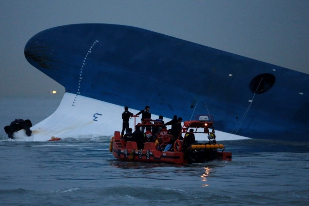2014年4月16日，南韓打撈人員在世越號翻覆船體附近搜尋生還者。（湯森路透）