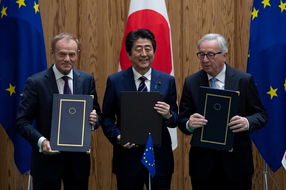 （左至右）歐盟理事會主席圖斯克、日本首相安倍、歐盟執委會主席容克於東京簽訂自由貿易協議。（湯森路透）