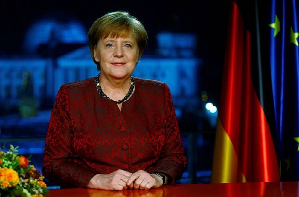 德國總理梅克爾在結束新年致辭後，在電視台留影。（湯森路透）