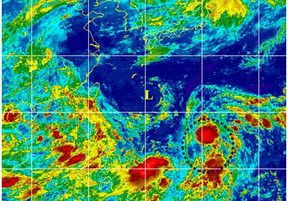關島西北方海面（虛線處），熱帶雲簇正在蘊釀發展。圖片中央為琉球東南方的「高層冷心低壓」的中心位置。（圖片取自三立準氣象‧老大洩天機）