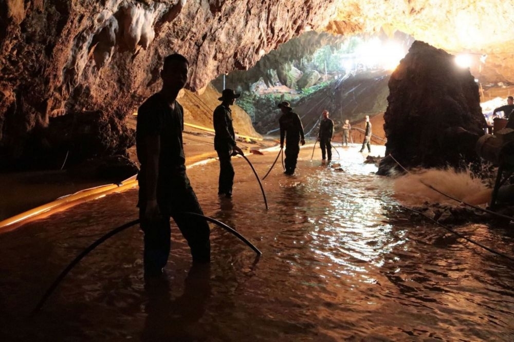 救援人員在洞穴中鋪設救援繩索。（湯森路透）