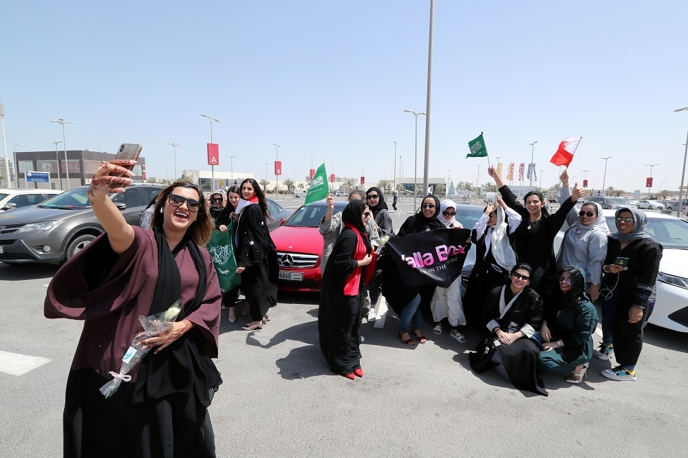 女性禁駕令24日解除後，沙國女性駕駛欣喜開車，並以自拍記錄歷史性的一刻。（湯森路透）