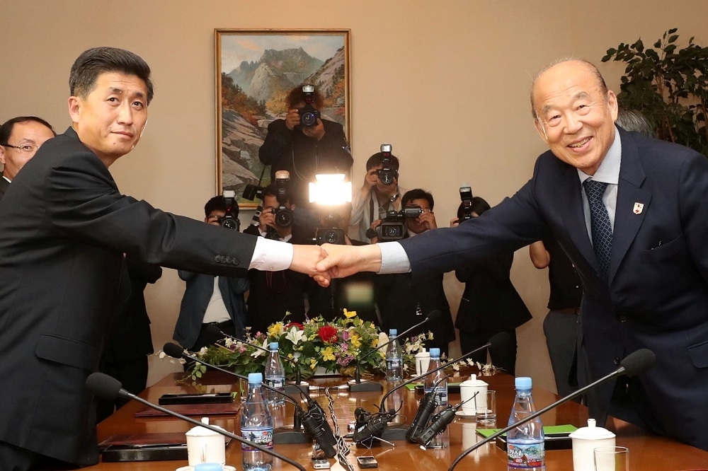 南韓代表大韓紅十字會會長朴庚緒（右）及北韓祖國和平統一委員會副委員長朴勇一（左）22日舉行會談。（湯森路透）