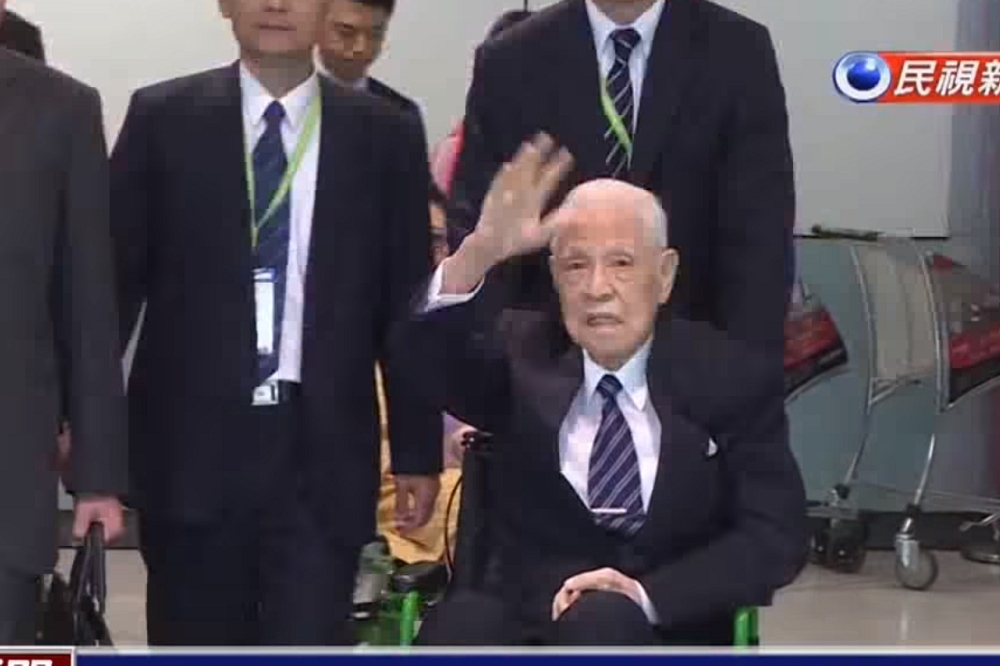 前總統李登輝22日出訪日本沖繩，將出席「台灣人戰亡者慰靈碑」揭幕儀式，外界關注是否會與日本首相安倍晉三會面。（圖片取自民視新聞）