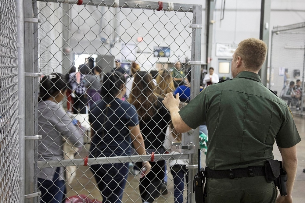 非法移民子女被拘留位在美墨邊界，德州的里奧格蘭德河谷（Rio Grande Valley）的拘留所。（湯森路透）