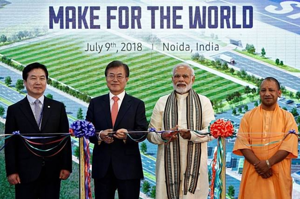 南韓總統文在寅（左二）9日與印度總理莫迪（右二）共同主持三星設於印度的新廠房。（湯森路透）