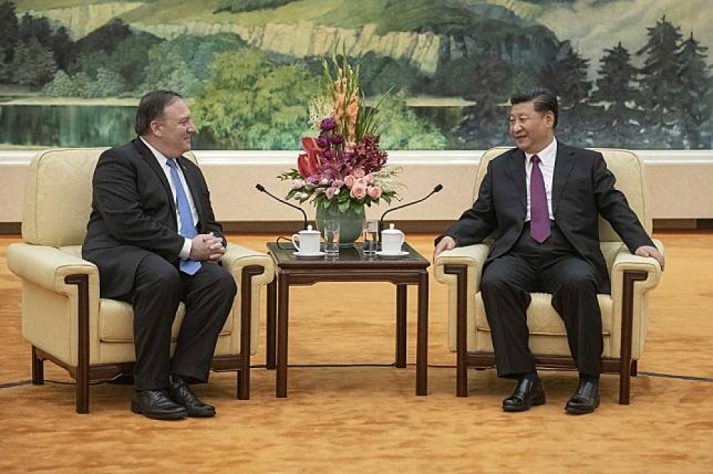 美國國務卿蓬佩奧（左）14日拜訪中國，獲中國國家主席習近平（右）接見。（美聯社）