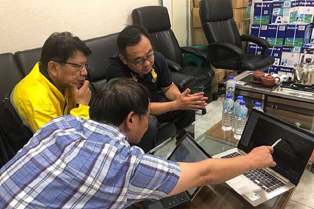 熱帶低氣壓15日通過南台灣，有網友湧進潘孟安（著黃衣者）臉書請求放假。（取自潘孟安臉書）