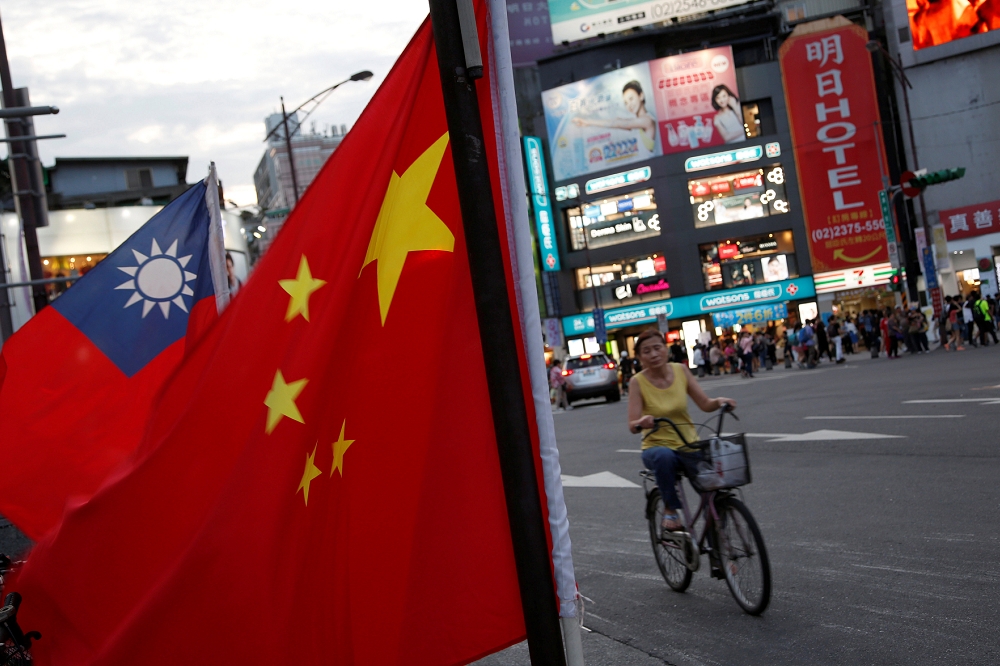 台灣街頭飄揚的五星旗的確觸動不少人心中的警鈴。（湯森路透）