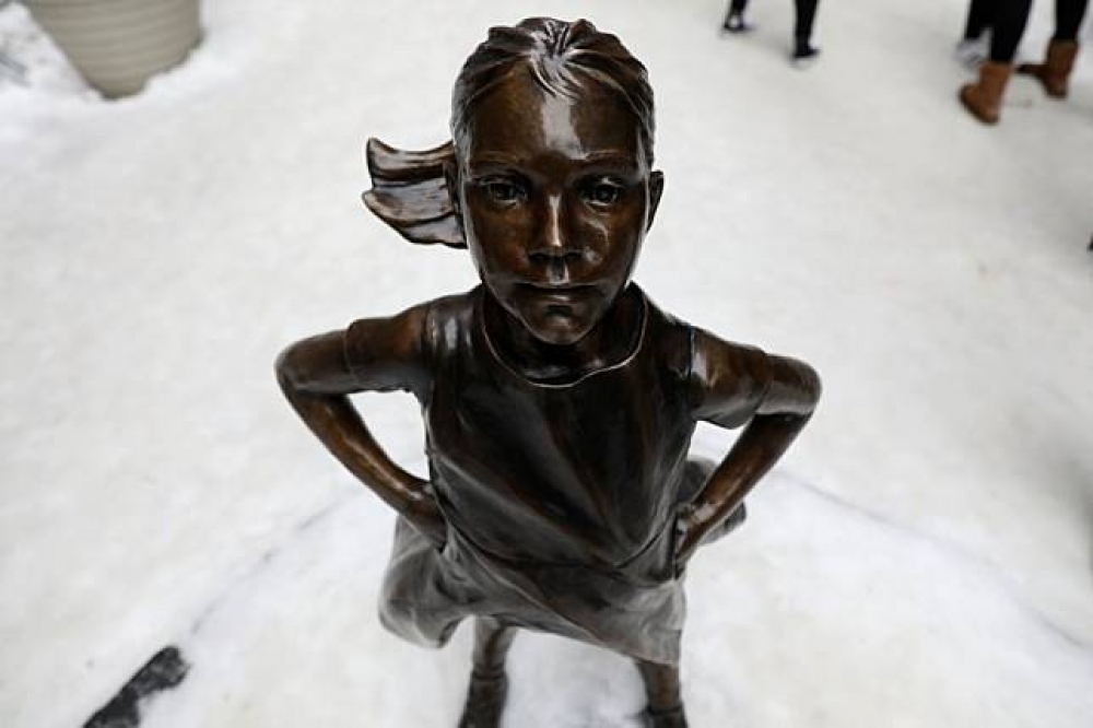 矗立在美國華爾街的無懼女孩雕像人氣旺，紐約市政府27日允許延長擺設。（湯森路透）