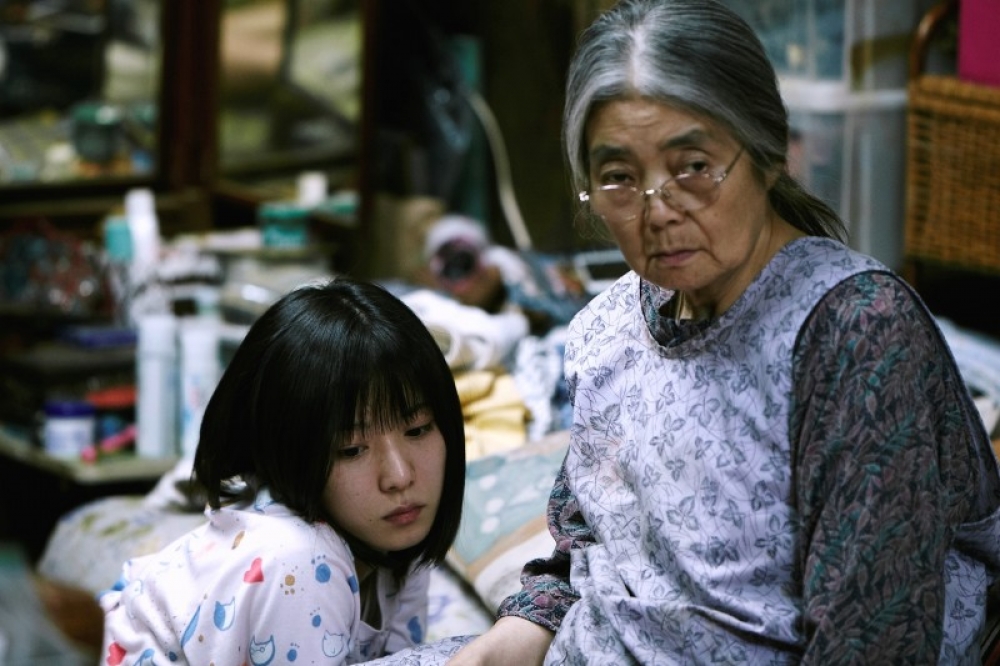 《小偷家族》講述生活在東京底層一老三大兩小六人在沒有血緣關係下，共同生活的貧困紀事。（圖片摘自網路）