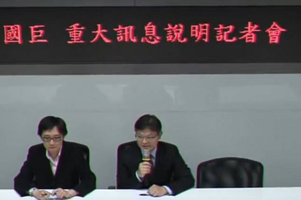  國巨企業財務協理張明菁（左）、發展部經理宋志翔（右）22日出席重大訊息說明會，宣布國企將併購美國普思電子。（圖片取自YouTube）