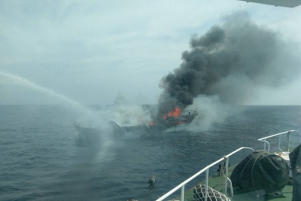 13日中午花蓮一艘賞鯨船突然起火燃燒，46位旅客順利逃生，起火原因有關單位仍持續調查。（國搜中心提供）