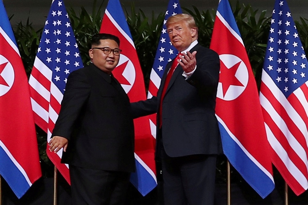 川普（右）、金正恩（左）不僅在6月會面，7月、9月可能都將見面繼續推動北韓無核化。（湯森路透）