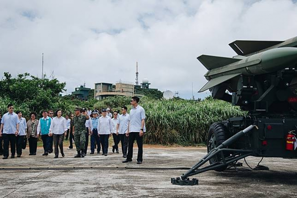 蔡英文總統17日上午赴台東視導空軍防空飛彈部隊與氣象雷達及探空分隊。（軍聞社提供）