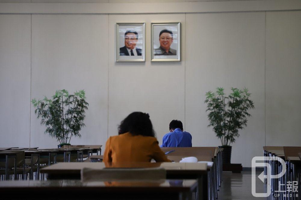 在北朝鮮，無論走到哪個角落，都有國家領導人的肖像「英明地指引著人民」。（攝影：羅佳蓉）