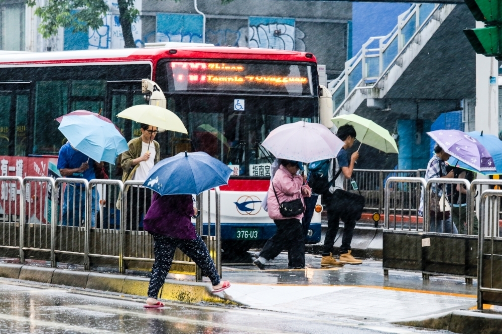 11日上午9時5分，中央氣象局已針對雲嘉南等地區發布豪雨特報，其他地區發布大雨特報。（資料照片）