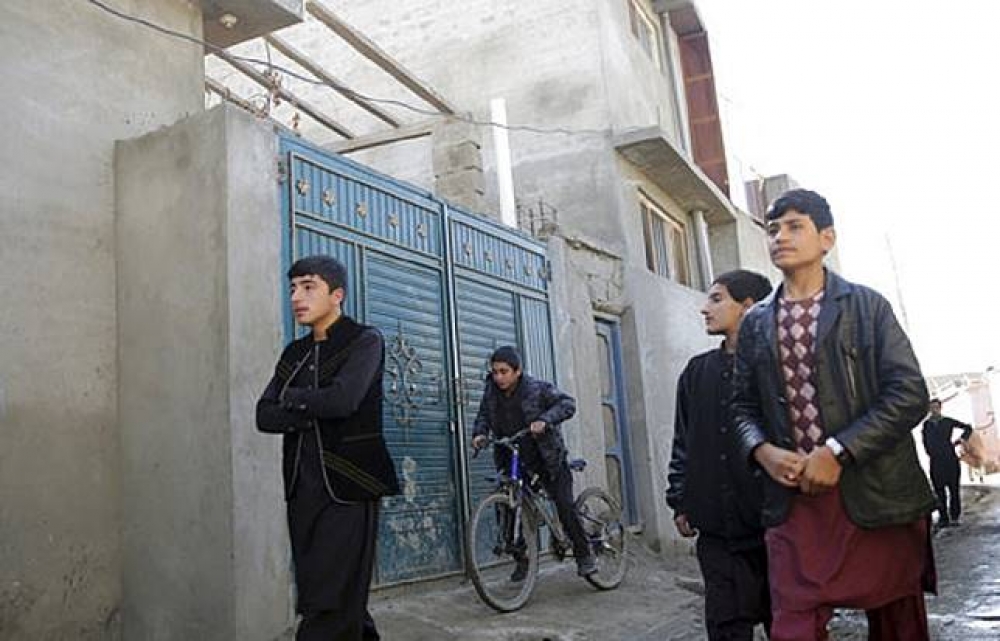 喀布爾居民正經過位於卡拉葉瓦希德、藏匿伊斯蘭國叛軍的屋子。（美聯社）