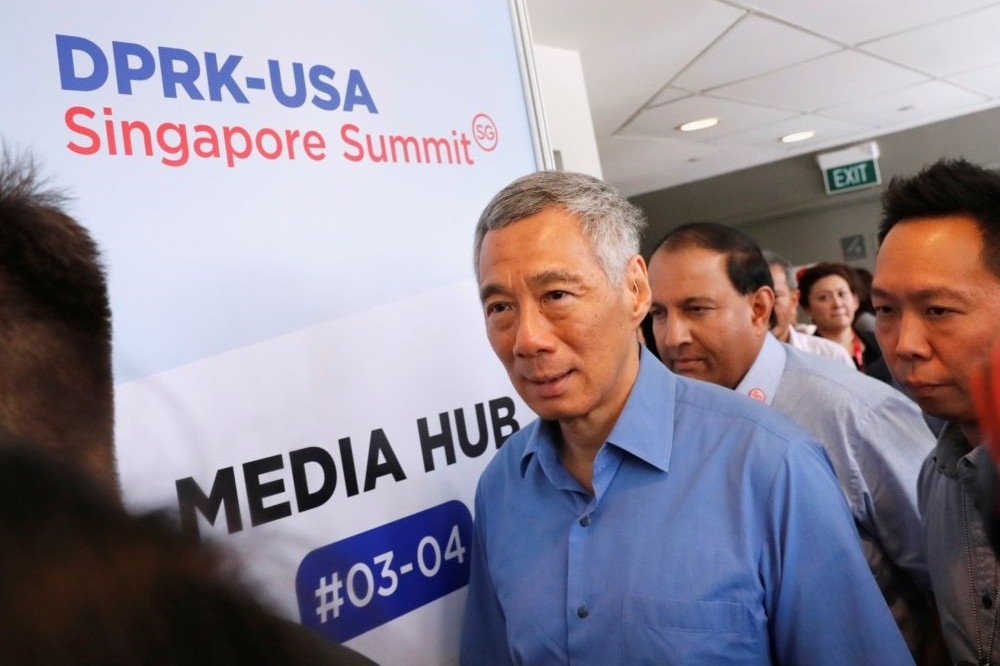 新加坡總理李顯龍10日視察川金會媒體中心。（照片：湯森路透，後製：李明維）