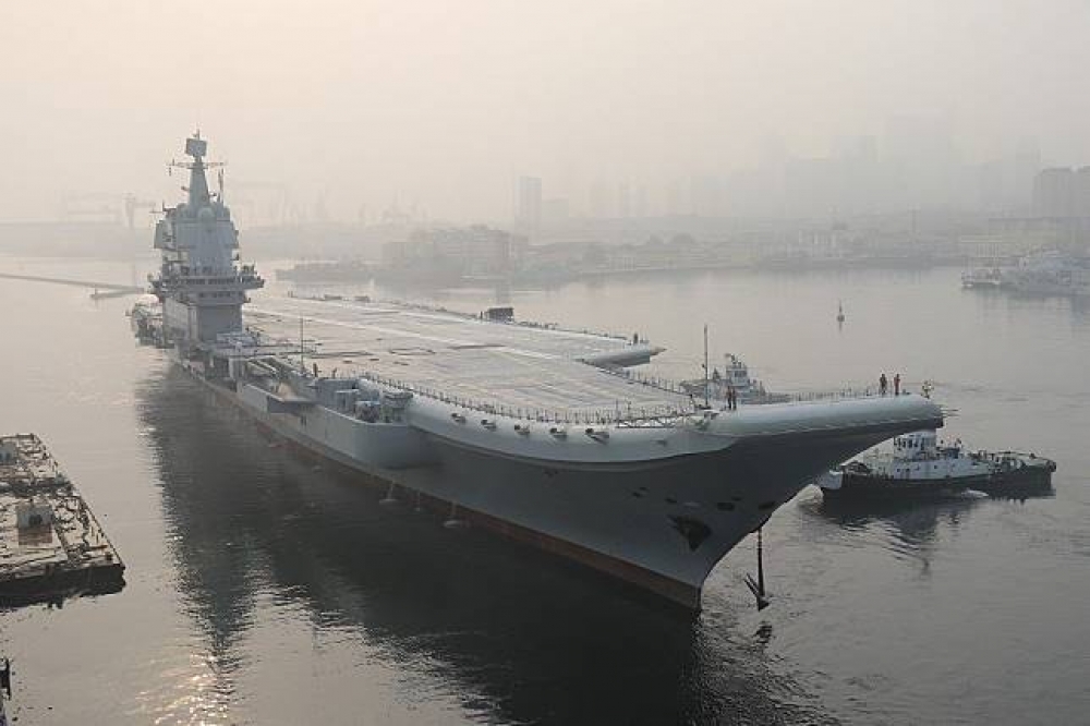 中國首艘自製行航空母艦001A ，13日上午從大連造船廠港口離開，進行首度出航測試。（中新社提供）